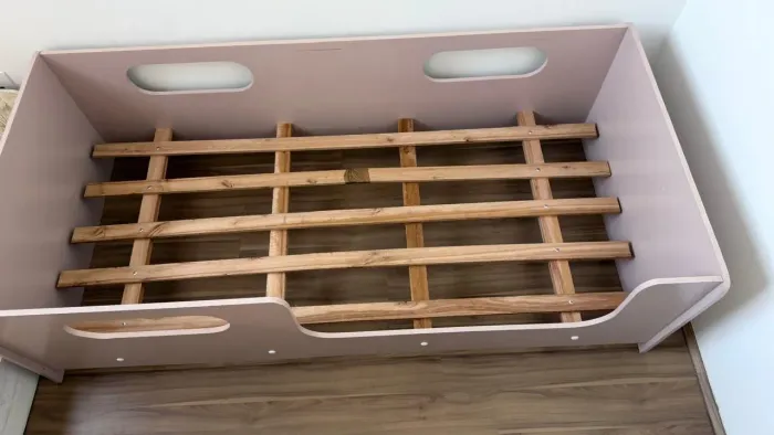 Cama infantil rosa bebê com colchão de espuma tradicional
