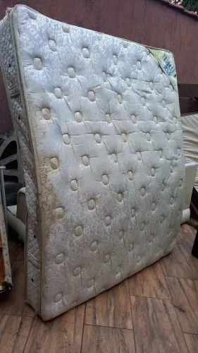 Entrego: Colchão Queen Size Molas ensacadas pilow top 1.58m x 1.98m usado em bom estado 