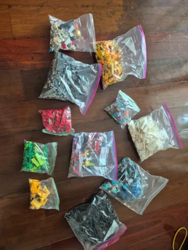 Lego-várias peças separadas por cores