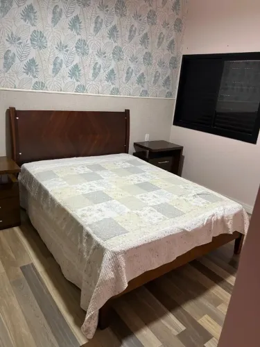 Cama Queen + Colchão + 2 Criados-Mudos | Madeira Nobre