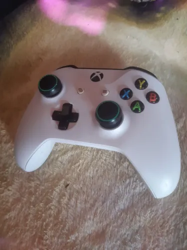 Controle de Xbox antiga e nova geração 