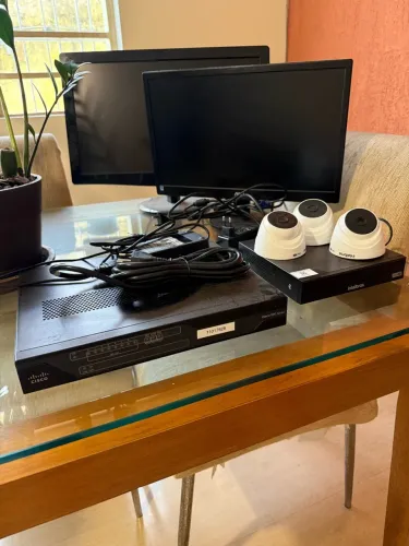 Kit CFTV Intelbras com DVR, 3 câmeras e roteador Cisco 890 Series
