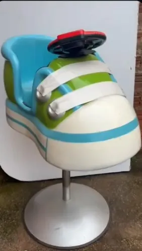 Cadeira infantil para Barbearia modelo carrinho tênis