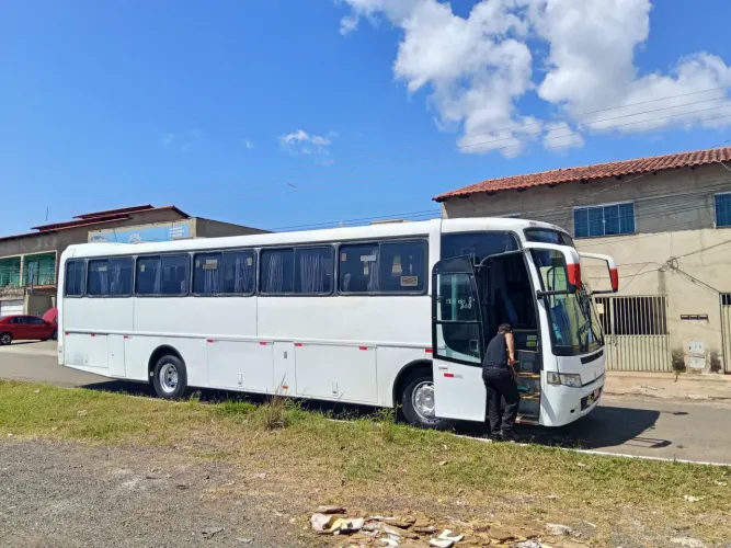 Ônibus motor dianteiro