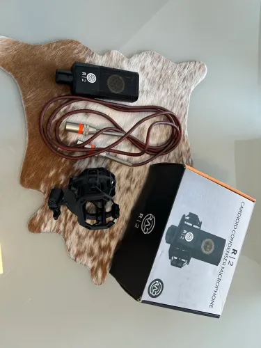 Kit Studio: Microfone Rad R2 (seminovo) utilizado apenas 1 vez + Pedestal 74cm (brinde)