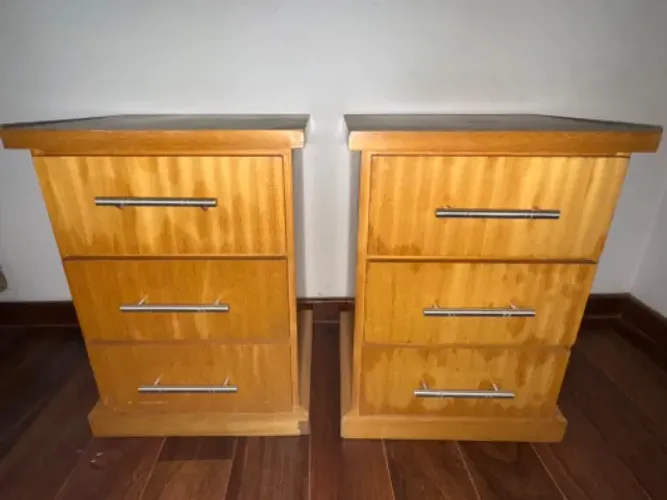 2 Mesa de cabeceira madeira 3 gavetas