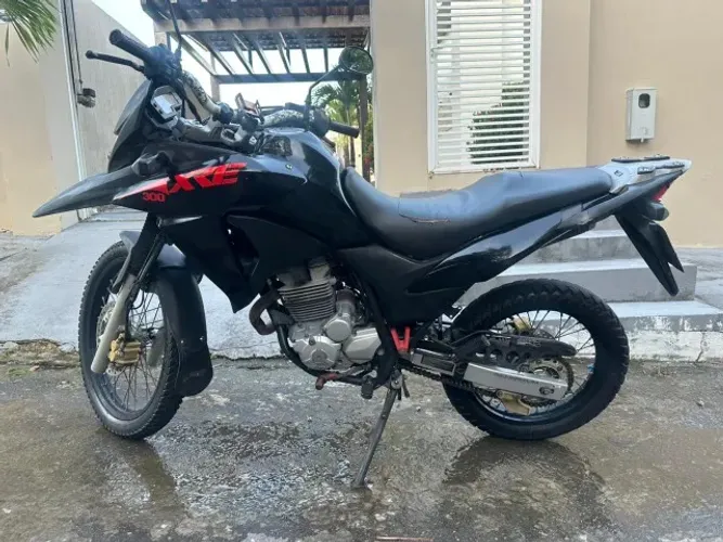 XRE 300 preta e vermelha, ano 2018