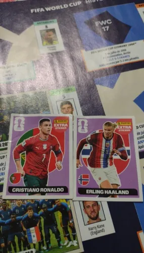 Figurinha extra roxa Haaland é Cristiano Ronaldo