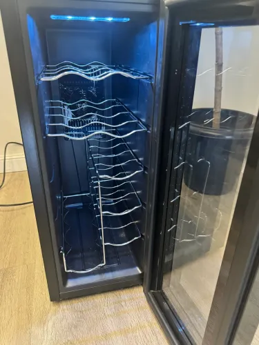 Adega 12 garrafas - PHILCO / Precisa de reparo