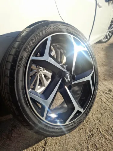 Vendo Aro + Pneu 18/40/225