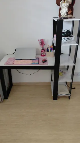Mesa para Home Office com Estante - R$ 100