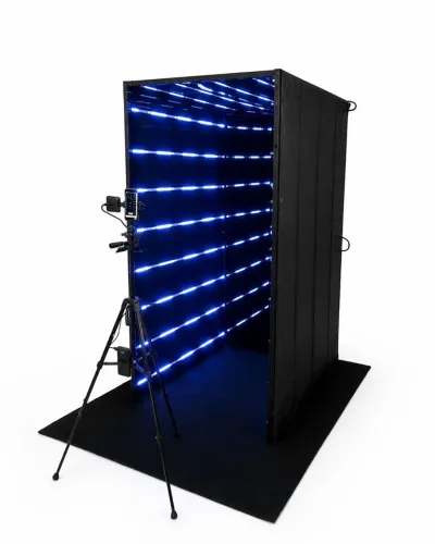 Plataforma, totem, passarela de led e túnel infinity