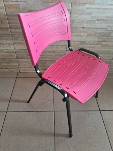 Cadeira múltiplo uso fixa, cor rosa, de Ferro, com assento e encosto Plástico
