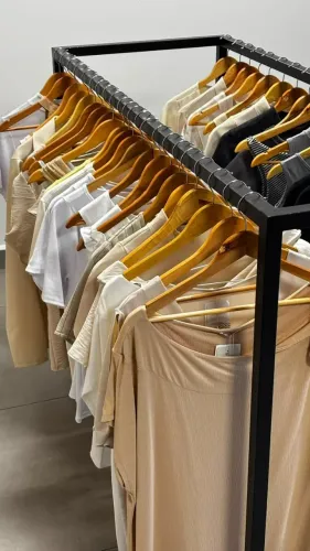 LOTE DE ROUPAS FEMININAS NOVAS - EXCELENTE OPORTUNIDADE PARA REVENDA
