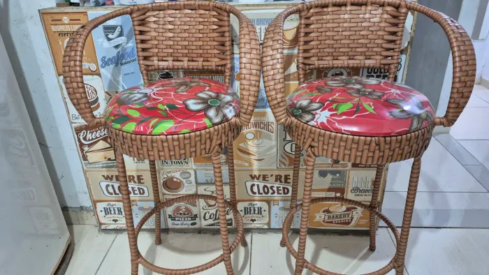 Banquetas com pouquíssimo tempo de uso