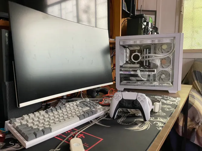 PC GAMER + SETUP COMPLETO WHITE - RTX 4060 + RYZEN 7 5700X + MONITOR 240Hz