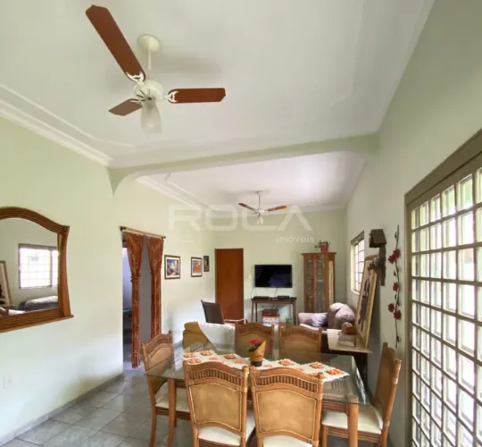 Casa à Venda na Vila Virgínia com Galpão nos Fundos-em Ribeirão Preto
