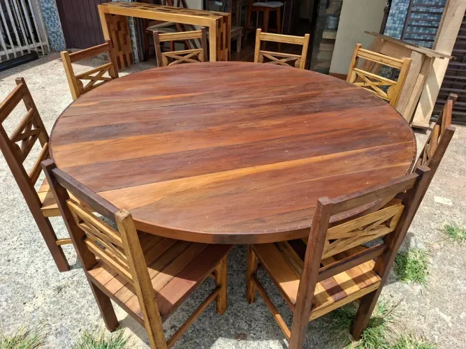 Mesa de madeira Ipê com 8 cadeiras 