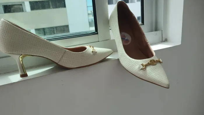Scarpin Bico Fino Off-White com Detalhe Dourado - Usado 1x (Impecável) Tam 36