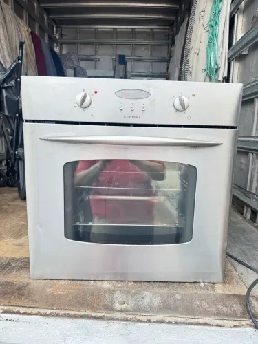 Forno de embutir Electrolux, com acabamento em aço inox, painel frontal botões giratórios