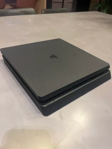Vende-se  Sony Playstation 4 Ps4 Slim 1 Tb + 2 Controles