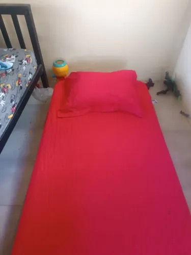 Cama auxiliar em madeira maciça com colchão semi novo, GRÁTIS capa fronha e travesseiro .