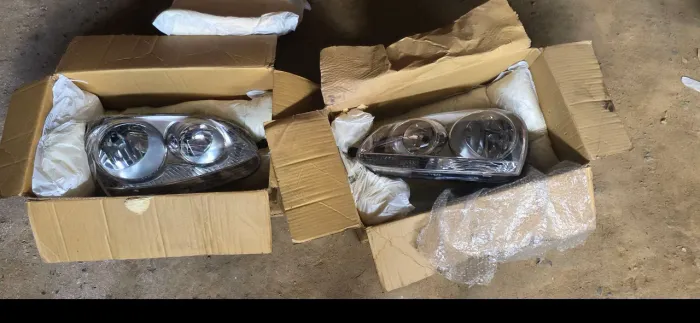 Par de farol Jetta 2005 até 2010.