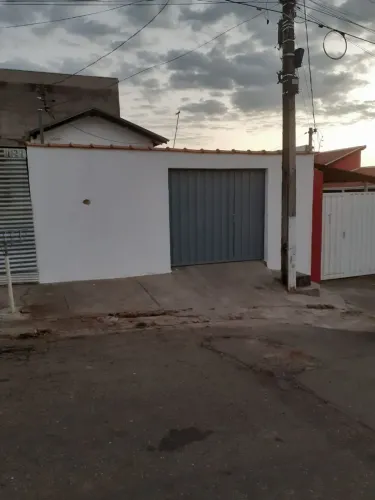 VENDE-SE UMA CASA GRANDE , ACEITO CARRO E MOTO NO NEGOCIO