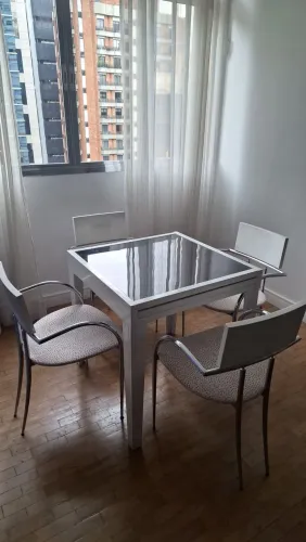 Conjunto mesa retráctil com 4 cadeiras