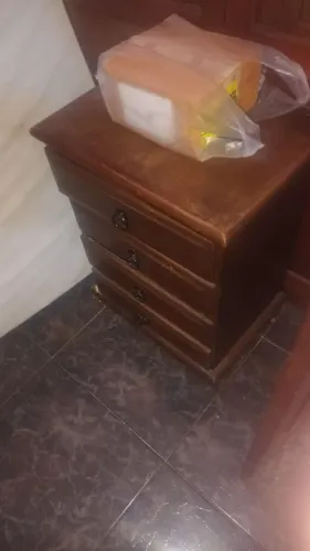 Vendo 3 camas de solteiro com colchões e estrados e 2 mesas de cabeceira,tudo madeira .