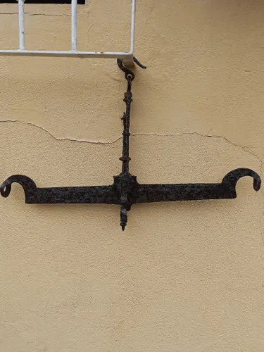 Balança muito antiga,Leia :