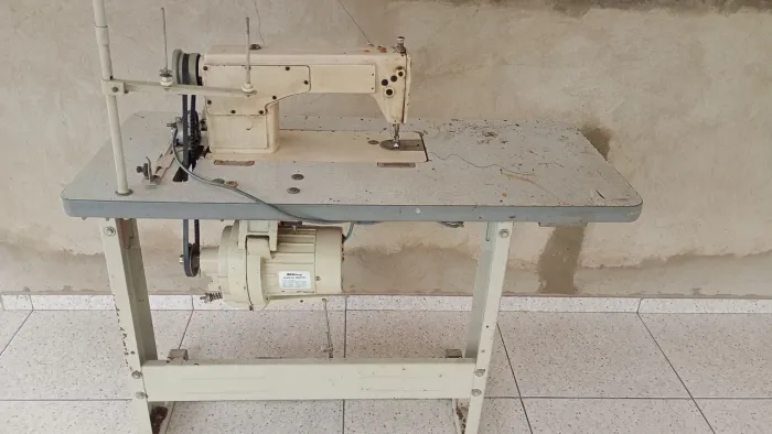 Máquina de costura reta industrial.