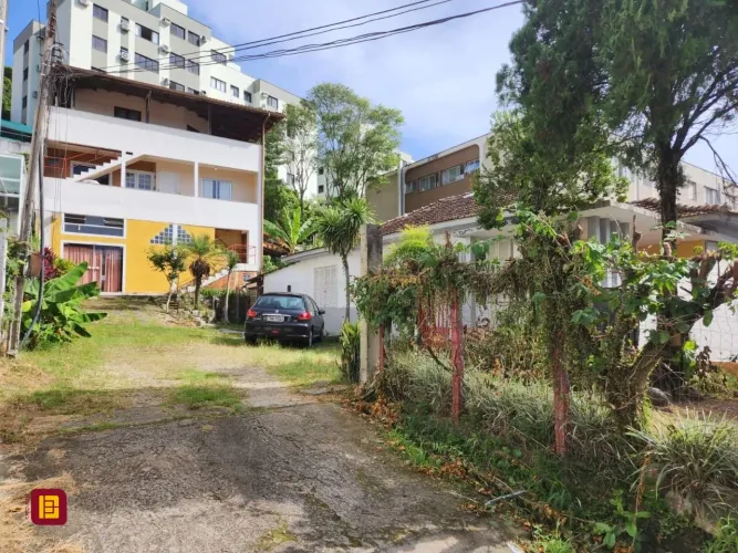 Terreno na Agronômica com viabilidade de construção