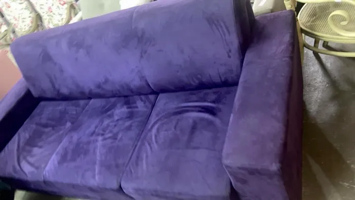 Sofá roxo retrátil