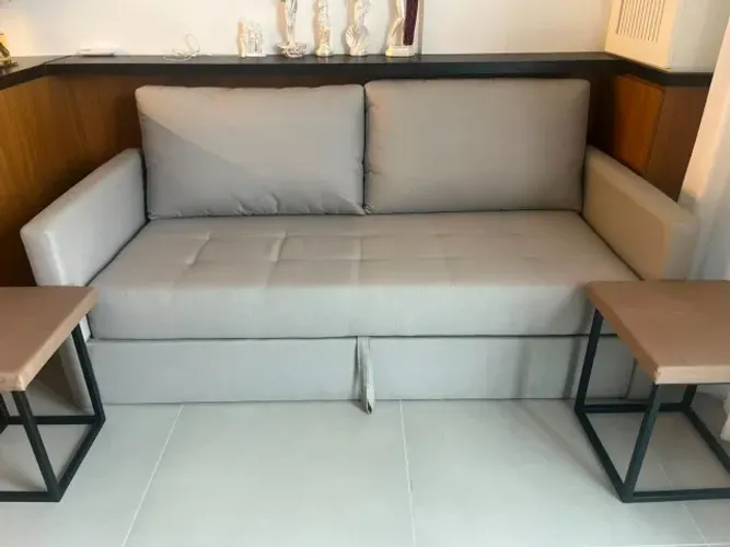 Sofá retrátil cinza-claro + 2 banquetas estofadas. Excelente estado.