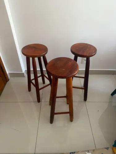 Conjunto de 3 banquetas alta de madeira