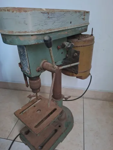 Furadeira de bancada antiga e potente