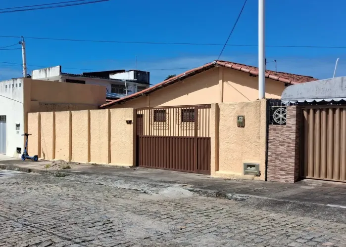ALUGO CASA EM CANDELÁRIA EM ÓTIMA LOCALIZAÇÃO DE 3 QUARTOS.