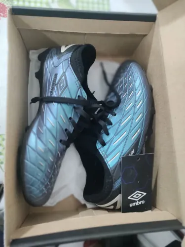 Chuteira Campo 33 infantil - UMBRO DOMAIN ou troco com chuteira society >34