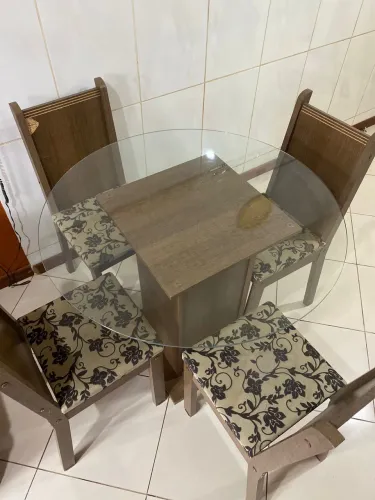Mesa Redonda com Tampo de Vidro + 4 Cadeiras