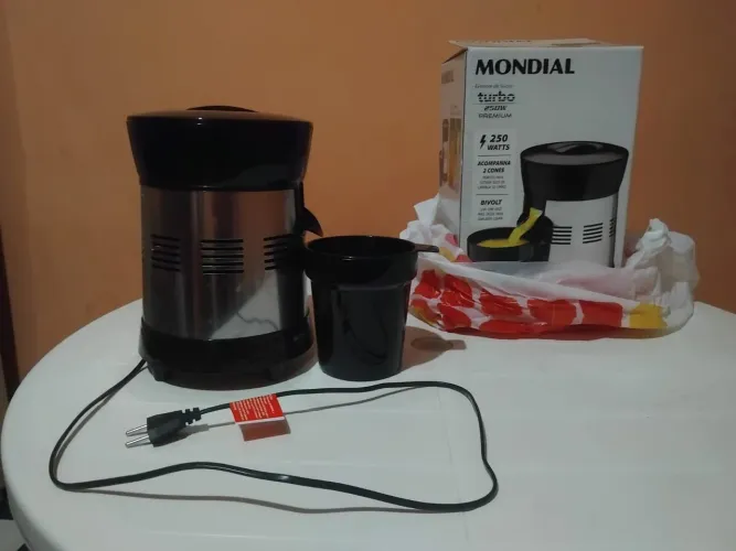 Extrator de Sucos Turbo Premium Mondial Preto e Inox 250W E-10
