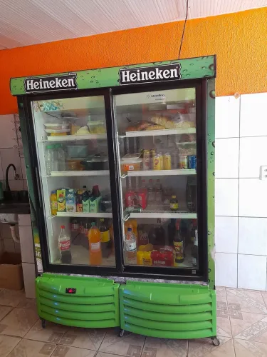 Cervejeira dupla com base de rodinhas 