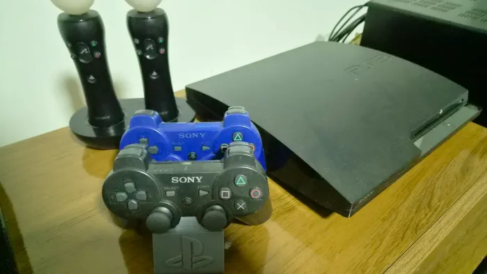 PlayStation 3 Slim 500GB + Kit Move + 2 Controles + Jogos