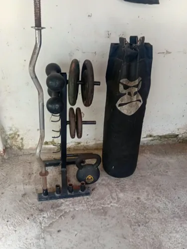Equipamentos de musculação e boxe