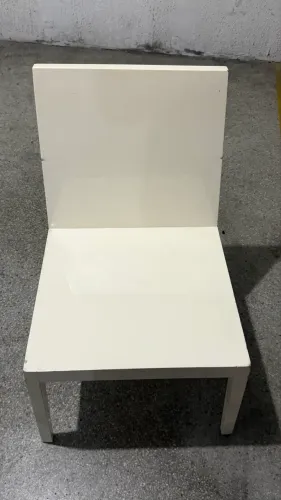 CADEIRAS DE MADEIRA COM COURO E CADEIRA LAQUEADA BRANCO