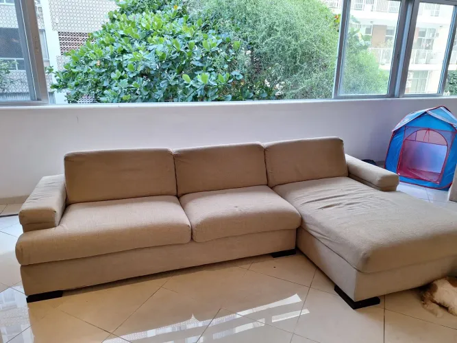 Sofá com chaise: 290 x 165 cm