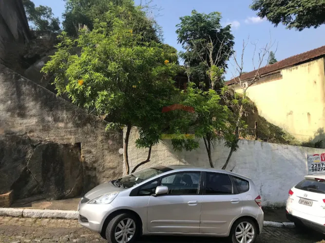 Terreno com 8,00 Metros de frente e 26, da frente aos fundos, com uma ótima localização, c