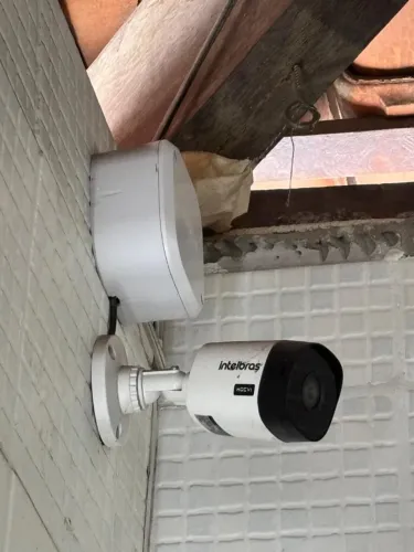 Câmeras de segurança seminovas e alarme com sensor de presença INTELBRAS