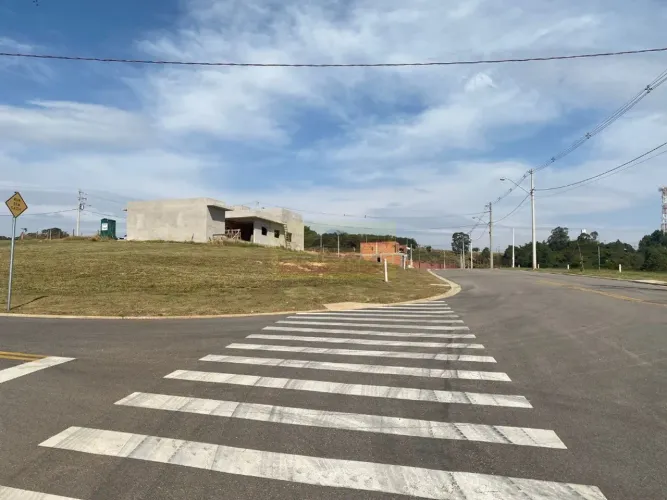 Terreno em condomínio à venda em Itupeva-SP, bairro Villagio Azzure, com 362m² de área.