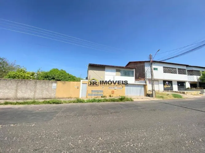 Alugo kitnet no Santa Lia com excelente localização.